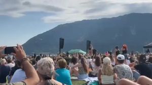 Dolomiti Arena: il concerto dei Negrita e lo spettacolo delle vele dei kit surf