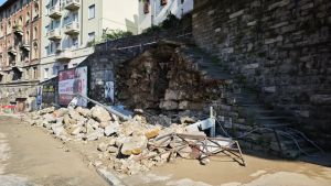 Nubifragio a Trieste, inizia la conta dei danni: strade bloccate, tombini saltati e fango da ripulire