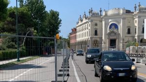 Spiaggia murata per i lavori della Mostra del cinema: scatta la protesta dei bagnanti