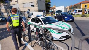 Pavia, auto investe un ciclista al rondò di viale dei Partigiani: ferito un 32enne