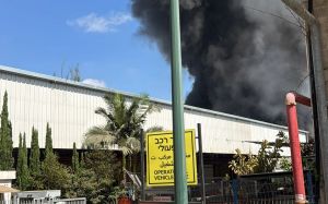 Fire erupts at Sderot industrial complex; civilian and firefighter said lightly hurt