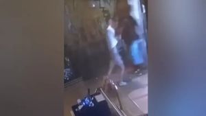 Calci e pugni sotto i portici a Conegliano: il video dell’aggressione
