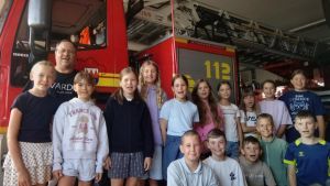 Feuerwehr erhält Besuch von einer Schulklasse. Ein etwas anderer Unterricht mit dem Schulleiter