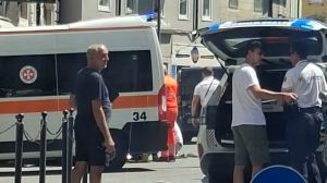 Scontro tra un’auto e una moto in corso Italia a Trieste: centauro in ospedale