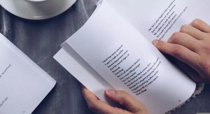 La poesia interrompe il linguaggio dell’abitudine