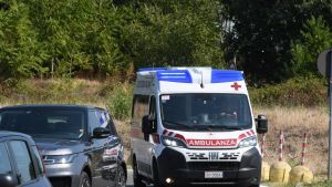 San Matteo, nuova corsia per le ambulanze e traffico in tilt per la sosta selvaggia