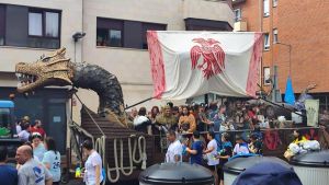 Grado se da un gran baño de fiesta en un espectacular desfile con agua, carrozas, charangas y un millar de romeros
