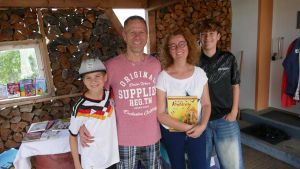 Gauchach-Flohmarkt: Besucher gehen in Döggingen auf Schnäppchenjagd