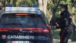 “Hai una sigaretta?”, poi rapina un coetaneo minacciandolo con una bottiglia. Arrestato 17enne