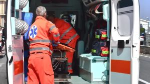Pedone investito a Firenze, è grave. Morto il cagnolino che era con lui