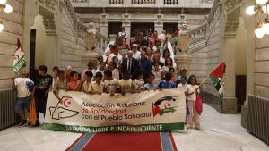 Una treintena de niños saharauis descubren en Asturias cómo es la Junta General: 