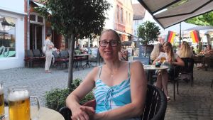Svett turist på tur gjennom et hett Europa