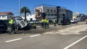 Al menos un fallecido en un grave accidente al chocar dos coches en Gijón