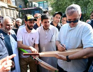 CM Omar assures full support to safeguard Kashmir’s cricket bat industry