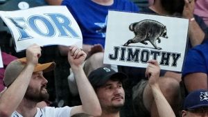 „Jimothy regiert diese Stadt“: Ein buckliger Waschbär erobert das Internet