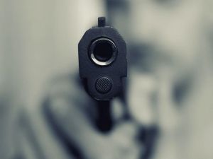 Жена с газов пистолет нахлу в аптека и поиска оборота