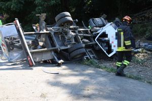 Mercenasco, camion esce fuori strada: muore un autotrasportatore 42enne