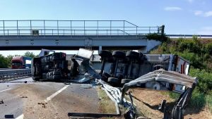Tir si ribalta sul fianco sulla A4: chiuso il tratto tra Villesse e Palmanova