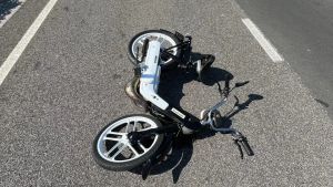 Auto urta un motorino e scappa: pirata rintracciato con i lettori targa a Cervignano