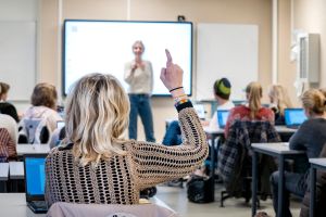 Ap tvi­holder på en ut­datert skole