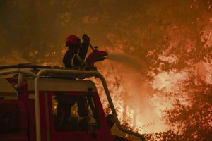 « Les heures à venir sont déterminantes » : face au mégafeu en Gironde, les pompiers dans une course contre la montre avant le retour de la canicule