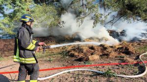 Pavia, bruciano sterpaglie a Montefiascone: vigili del fuoco al lavoro
