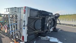 Camper con cinque ragazzi a bordo si ribalta sulla A23: tutti incolumi
