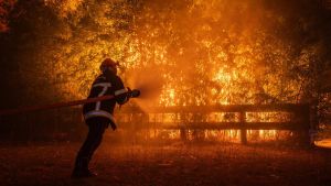 En France, le débat sur les feux vire au populisme
