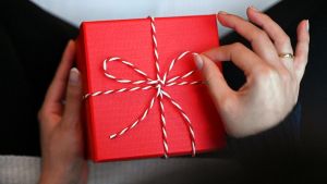 Umfrage: Warum wir uns gern selbst Geschenke kaufen