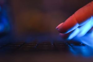 L’illusion de l’autonomie, ou pourquoi l’IA fragilise l’autoreprésentation devant les tribunaux