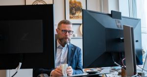 Vår ulv løper ikke rundt på beitene våre, den har flyttet inn på kon­torene til Stats­forval­teren