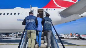Picchiava la moglie incinta a Monfalcone: dopo la condanna arriva l’espulsione dall’Italia