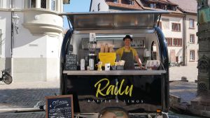 Kaffee und Limonade – wie eine mobile Kaffeebar Urlaubsgefühl auf den Villinger Wochenmarkt bringt