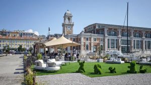Pier Inn apre al posto della storica gelateria Il Pinguino di Trieste: all’esterno dehor e salottini