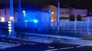 Ubriaco si sdraia sui binari: circolazione dei treni interrotta, arriva la polizia