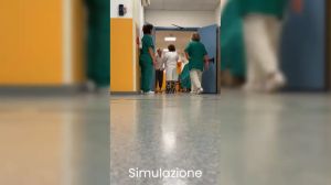 Così il personale dell'ospedale (con un'attrice) impara a gestire un'aggressione in corsia