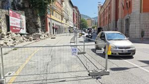Crollo del muro di via dello Scoglio a Trieste, ripristinata la viabilità in via Giulia