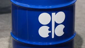 El petróleo pierde la prima de guerra, pero Ormuz aún decide el precio