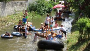 Brückenfest in Kirchen-Hausen: Schwimmende Gefährte, Entenrennen und Abkühlung in der Aitrach