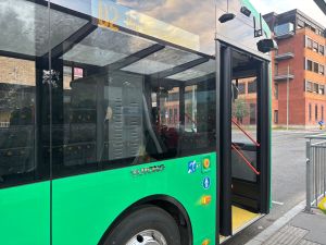 Over 600.000 mennesker i Norge regnes i dag som ikke-digitale. Skal disse stenges ute fra å ta bussen?