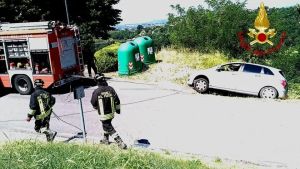 Auto finisce in bilico sulla scarpata: intervento dei vigili del fuoco a San Floriano