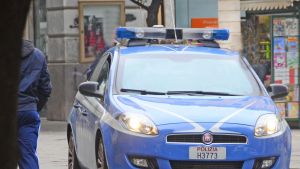 Fermato in auto aggredisce gli agenti e spacca a testate il finestrino della volante
