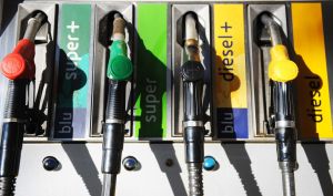 Taglio accise diesel, il pieno costa meno: quanto si risparmia davvero e fino a quando