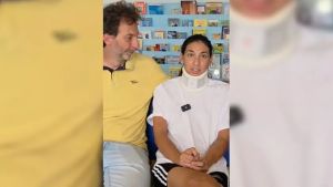 Elena torna a casa dall'ospedale dopo l'incidente in bici: 