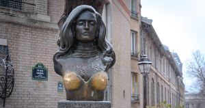 Hypersexualisation : le buste de Dalida noirci, un sain dessein