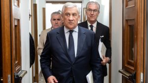 Tajani pasticcia su Safe, la Ue avverte l’Italia. Guerini: “Imbarazzante”. Conte: “Hanno la psicosi Vannacci”