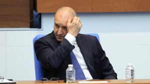 Очаква ли го Радев зимата на нашето недоволство или лъвски скок към укрепване на властта