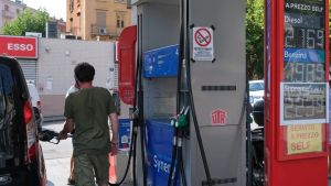 Carburanti, la Regione attacca: «Speculazioni sui prezzi, vigileremo con la Guardia di finanza»