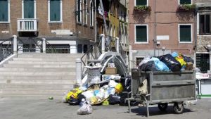 Gestione dei rifiuti, stretta su b&b e affittacamere: controlli e multe per 14 mila euro