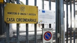 Violenta una ragazza nel palazzo. In carcere un 24enne di Pavia